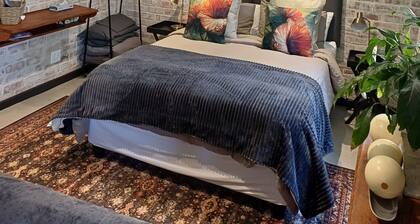 Adorable 1-bedroom cottage in pleasant Paarl for a relaxing stay