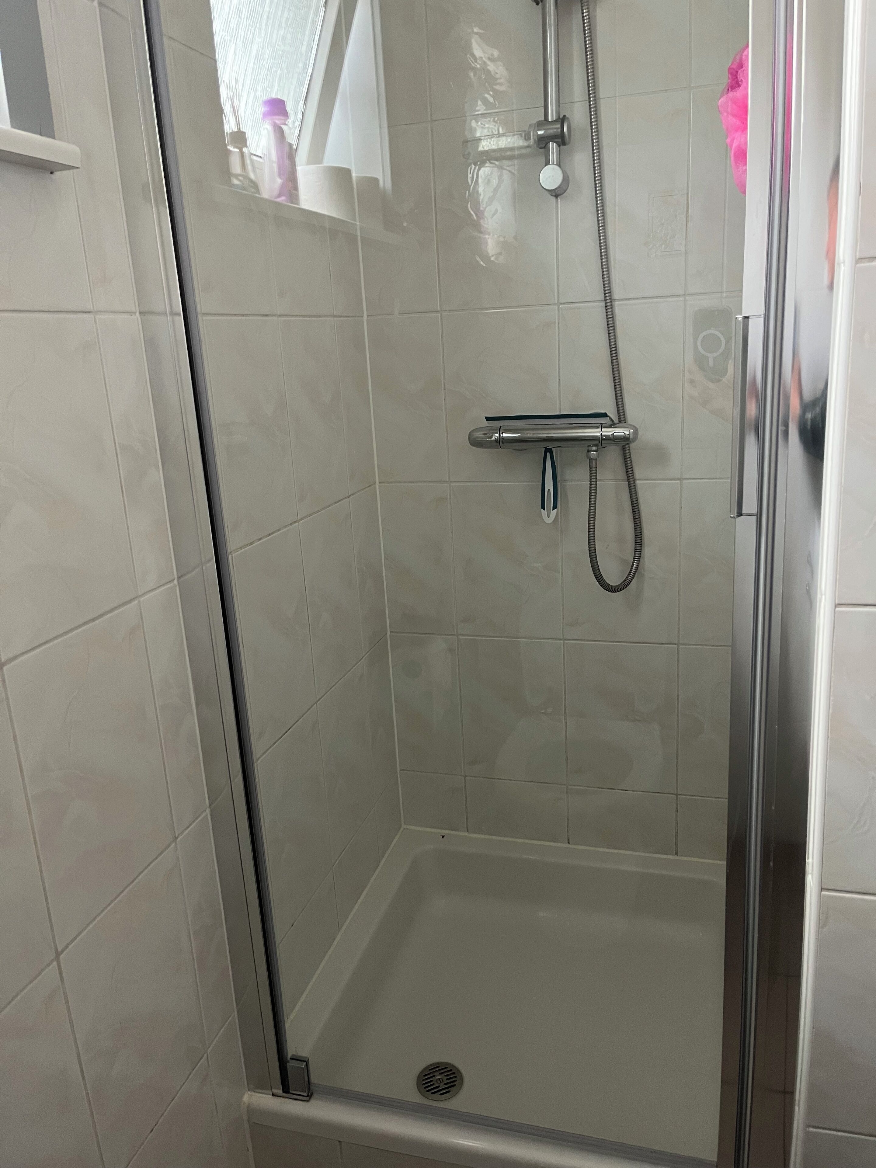 Douche, séchoir à cheveux, serviettes fournies, savon