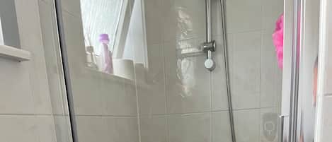 Douche, séchoir à cheveux, serviettes fournies, savon