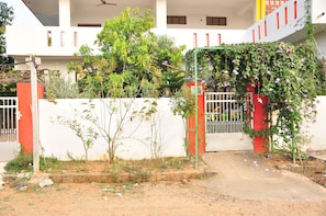 Property grounds - 2 bedroom apartment with air conditioning. surounded by mango trees.Pet frendly (WC6G+2Q karunapuram, Telangana)