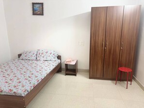 Room - 2 bedroom apartment with air conditioning. surounded by mango trees.Pet frendly (WC6G+2Q karunapuram, Telangana)