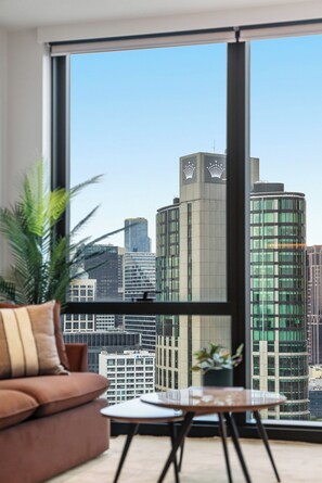 Smart TV, books - Queensbridge Luxe Retreat • Comfortable Style, Heated Pool, Gym, Sauna, Steam (Southbank)