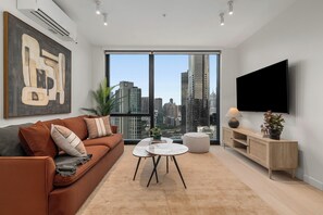 Smart TV, books - Queensbridge Luxe Retreat • Comfortable Style, Heated Pool, Gym, Sauna, Steam (Southbank)
