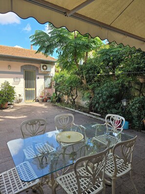 Outdoor dining - Villa Lauretta detached, 2 steps from the beach (Viareggio)
