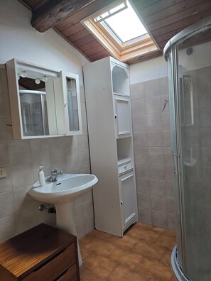 Shower, hair dryer, bidet, towels - Villa Lauretta detached, 2 steps from the beach (Viareggio)