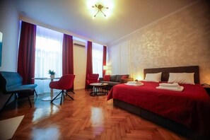 Tabla de planchar con plancha, wifi y ropa de cama 