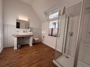 Een douche, een haardroger, handdoeken, zeep