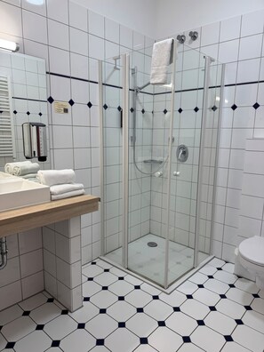 Een douche, een haardroger, handdoeken, zeep