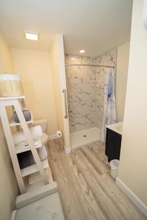 Secadora de cabello, toallas, jabón, papel de baño 