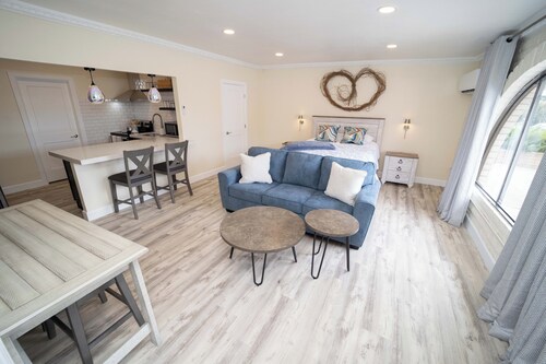 She She's Cozy 1-bedroom studio in charming Globe with AC for relaxing stays