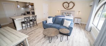 She She's Cozy 1-bedroom studio in charming Globe with AC for relaxing stays