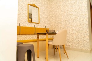 A dining area with a table, chairs, and a mirror on the wall. - Paris Palace - a wonderful 2 bedroom appartement in Dakar (Dakar)