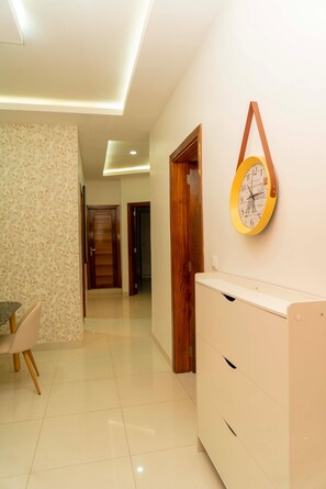 A hallway with a dining area, a clock, and a wardrobe. - Paris Palace - a wonderful 2 bedroom appartement in Dakar (Dakar)