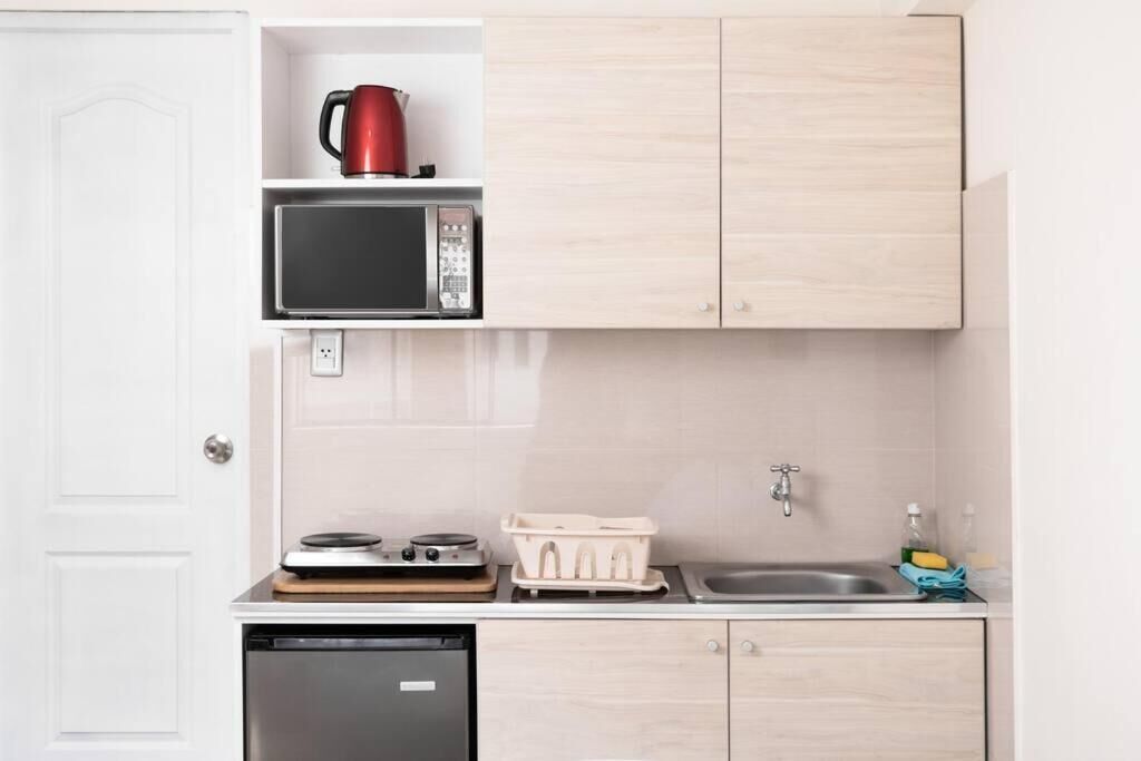 Mini réfrigérateur, micro-ondes, plaque de cuisson