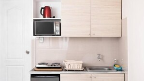 迷你雪櫃、微波爐、爐具、廚房用具/餐具/器皿