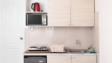 Mini réfrigérateur, micro-ondes, plaque de cuisson