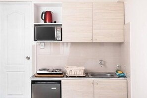 Minikjøleskap, mikrobølgeovn, kokeplater og kjøkkenutstyr