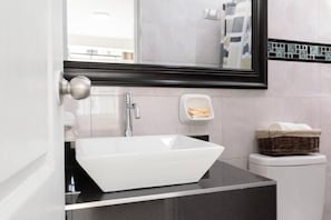 Een douche, gratis toiletartikelen, een haardroger, handdoeken