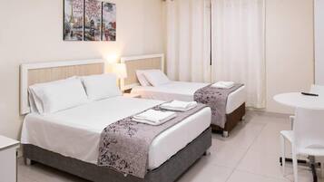 Tomannsrom – standard | Skrivebord for bærbar PC og wi-fi (inkludert)