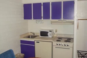 Kühlschrank, Mikrowelle, Herdplatte, Wasserkocher mit Kaffee-/Teezubehör