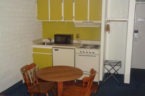 Kühlschrank, Mikrowelle, Herdplatte, Wasserkocher mit Kaffee-/Teezubehör