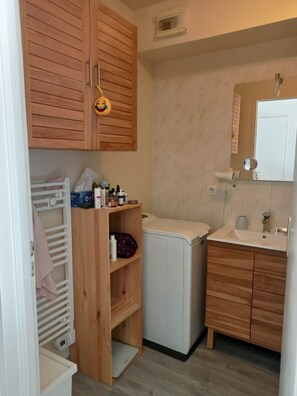 Hair dryer, towels, soap, toilet paper - Comfortable room 30 minutes from ski resorts. Railway station 2 steps away. (Saint-Pierre-en-Faucigny)