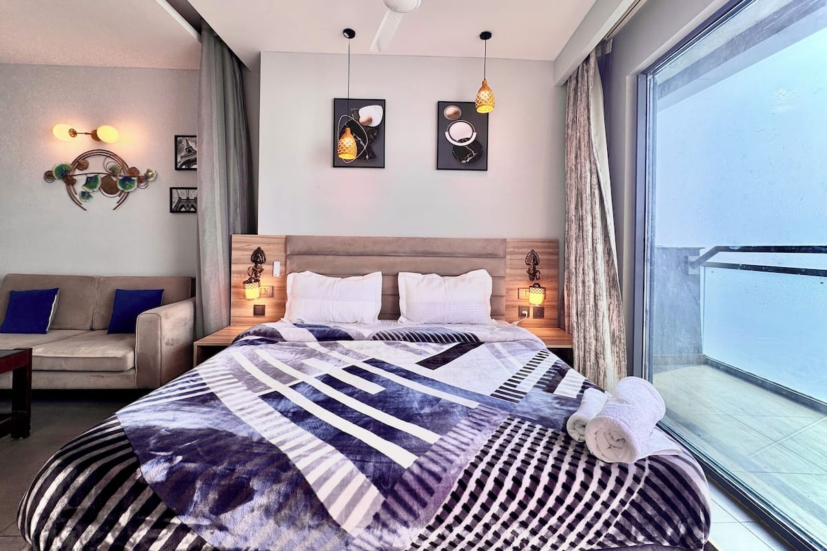 Elite Studio Suite, Balcony, River View | Individually furnished, desk, laptop workspace, blackout drapes