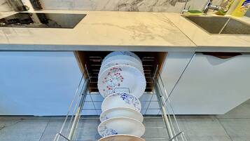 Elite-studiosviitti, parveke, jokinäköala | Yksityinen keittiö | Minijääkaappi, mikroaaltouuni, leivänpaahdin