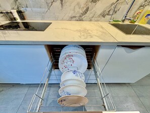 Elite-studiosviitti, parveke, jokinäköala | Yksityinen keittiö | Minijääkaappi, mikroaaltouuni, leivänpaahdin