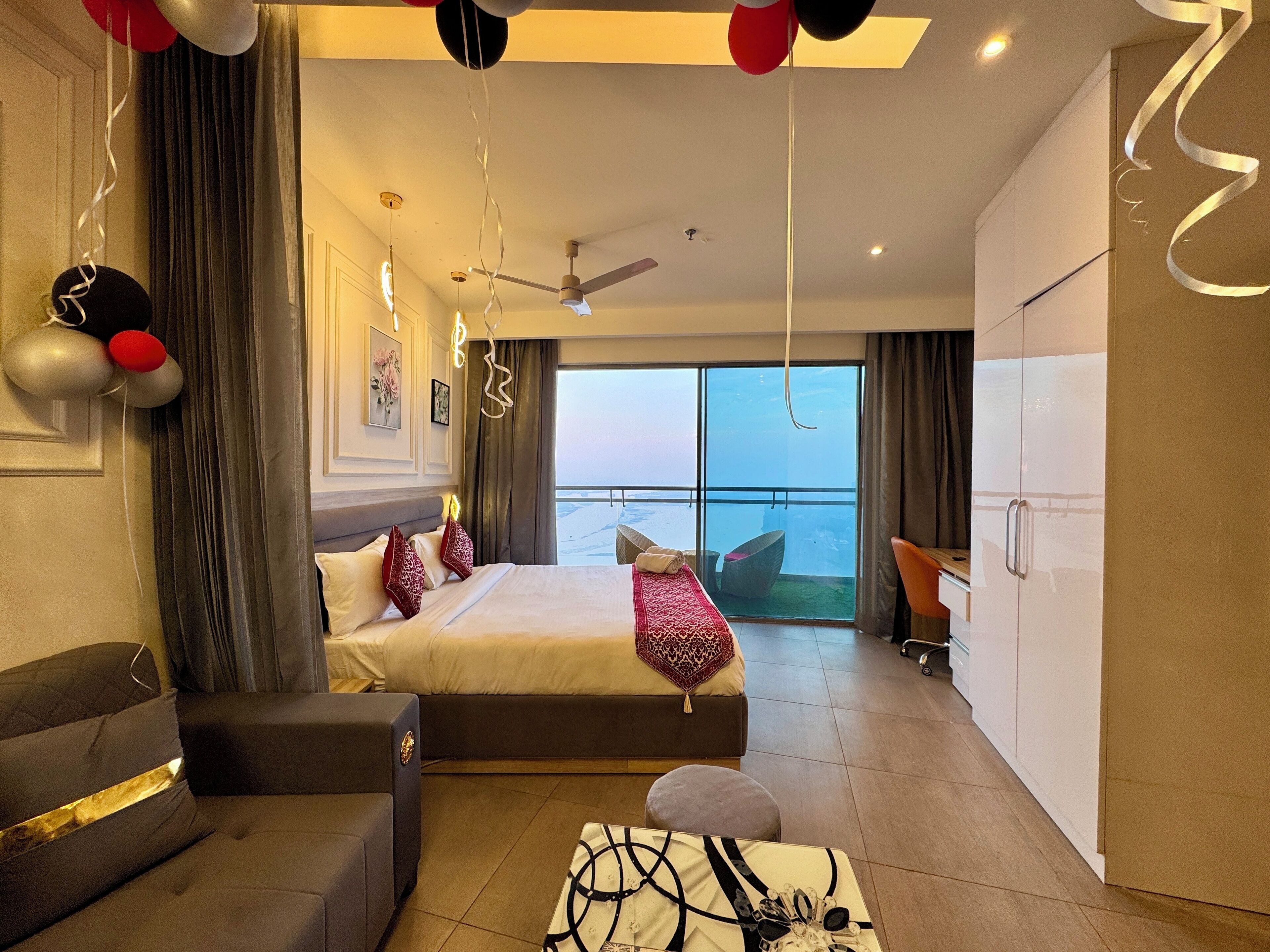 Studio Suite có tầm nhìn toàn cảnh, ban công, quang cảnh sông | Bàn, khu vực làm việc phù hợp cho laptop, màn/rèm cản sáng 