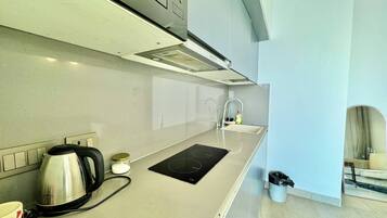 Elite Studio Suite, Balcony, River View | Private kitchen | Mini-fridge, microwave, toaster, cookware/dishes/utensils