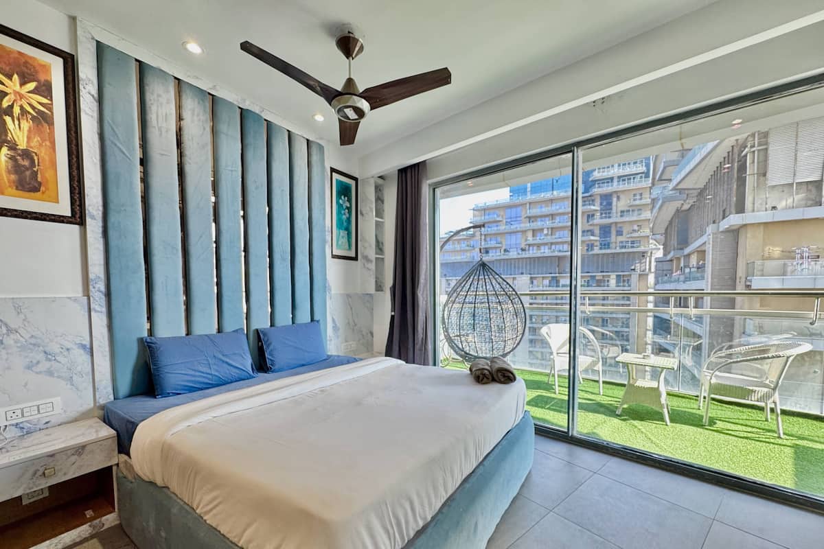 Elite Studio Suite, Balcony, River View | Individually furnished, desk, laptop workspace, blackout drapes