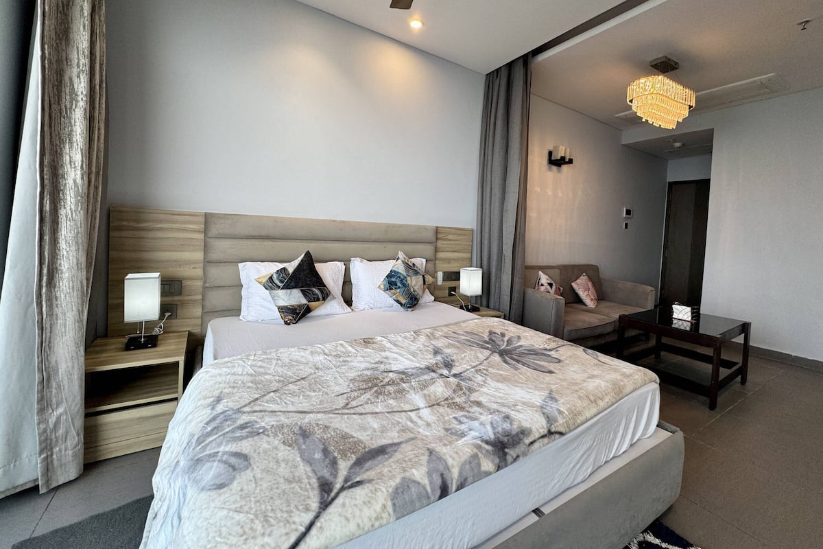 Luksus-studiosuite, balkong, elveutsikt | Skrivebord, skrivebord for bærbar PC og blendingsgardiner