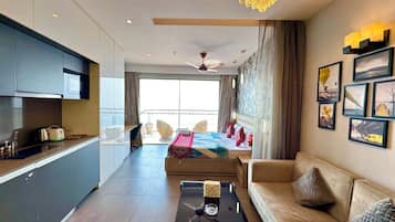 Studiosvit Signature - balkong - utsikt mot floden | Eget kök | Minikylskåp, mikrovågsugn, brödrost och grytor/köksredskap