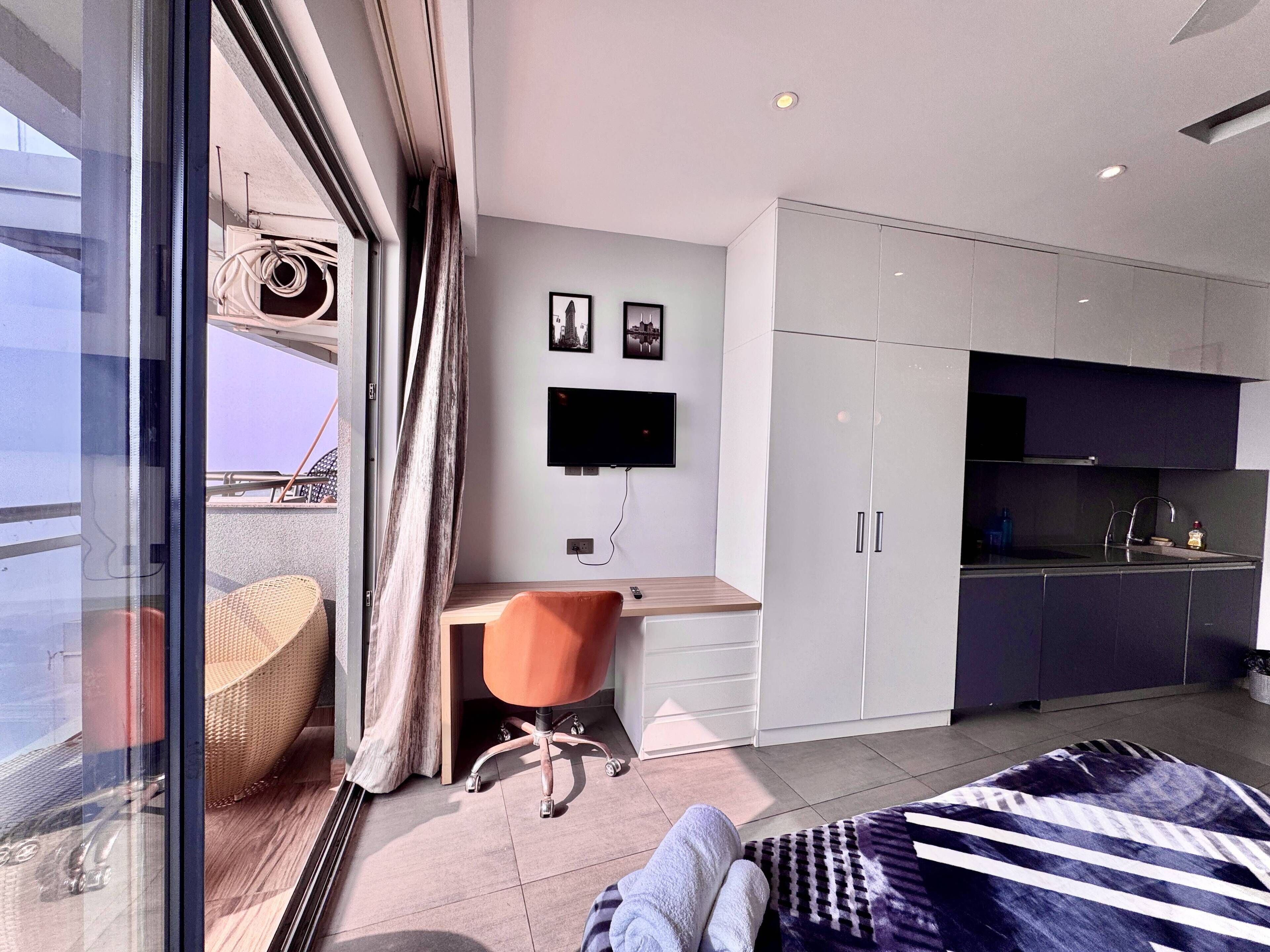 Elite-studiosviitti, parveke, jokinäköala | Työpöytä, kannettavalle tietokoneelle sopiva työtila, pimennysverhot