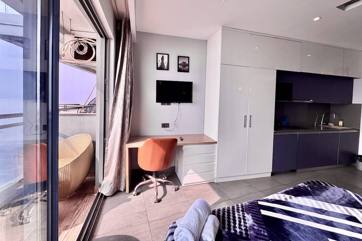 Elite-studiosviitti, parveke, jokinäköala | Työpöytä, kannettavalle tietokoneelle sopiva työtila, pimennysverhot