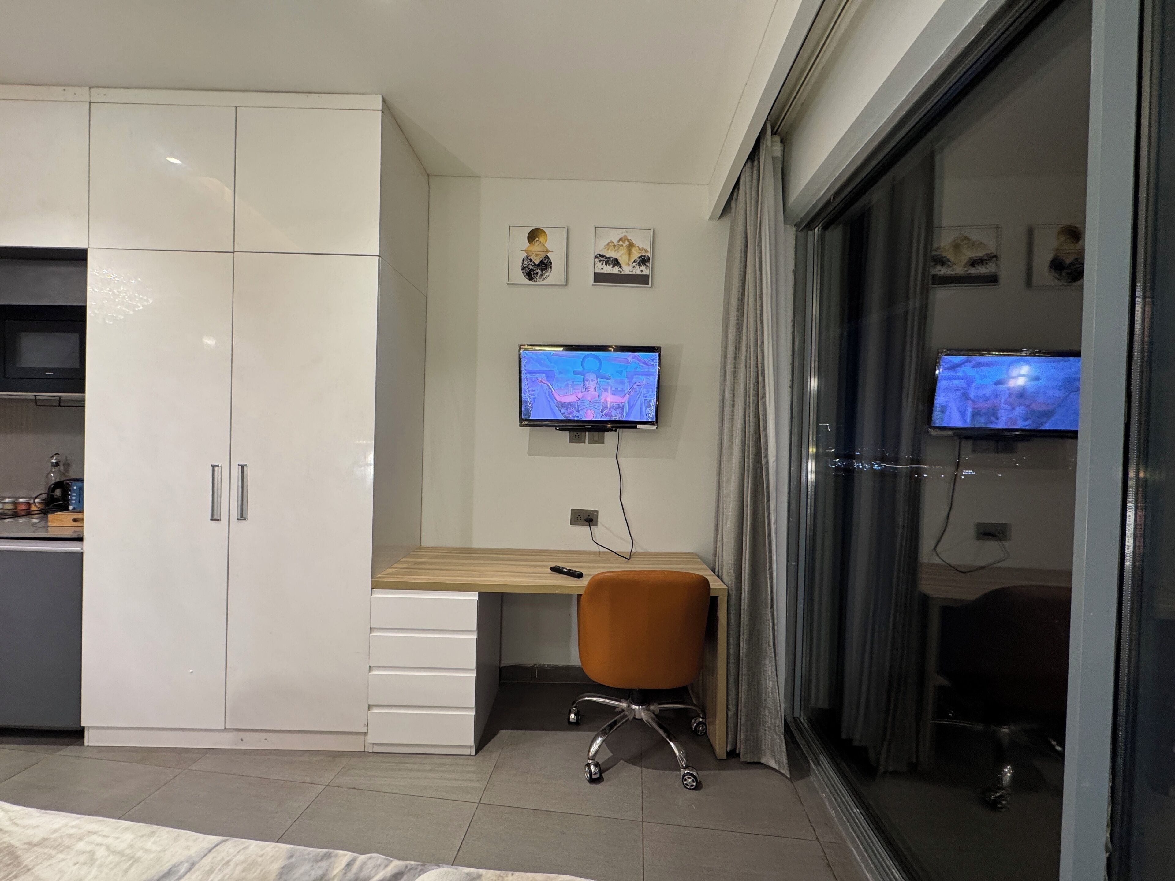 Luxury Studio Suite, Balcony, River View | Television