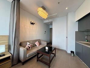 Studio Suite Tiêu chuẩn, ban công, quang cảnh sông | Khu phòng khách | Smart TV 40-inch có truyền hình kỹ thuật số 