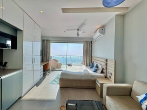 Signature Studio Suite, Balcony, River View | Private kitchen | Mini-fridge, microwave, toaster, cookware/dishes/utensils