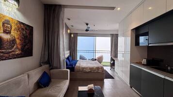 Panoramic Studio Suite, Balcony, River View | Private kitchen | Mini-fridge, microwave, toaster, cookware/dishes/utensils