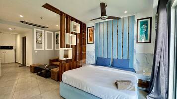 Elite-studiosviitti, parveke, jokinäköala | Työpöytä, kannettavalle tietokoneelle sopiva työtila, pimennysverhot