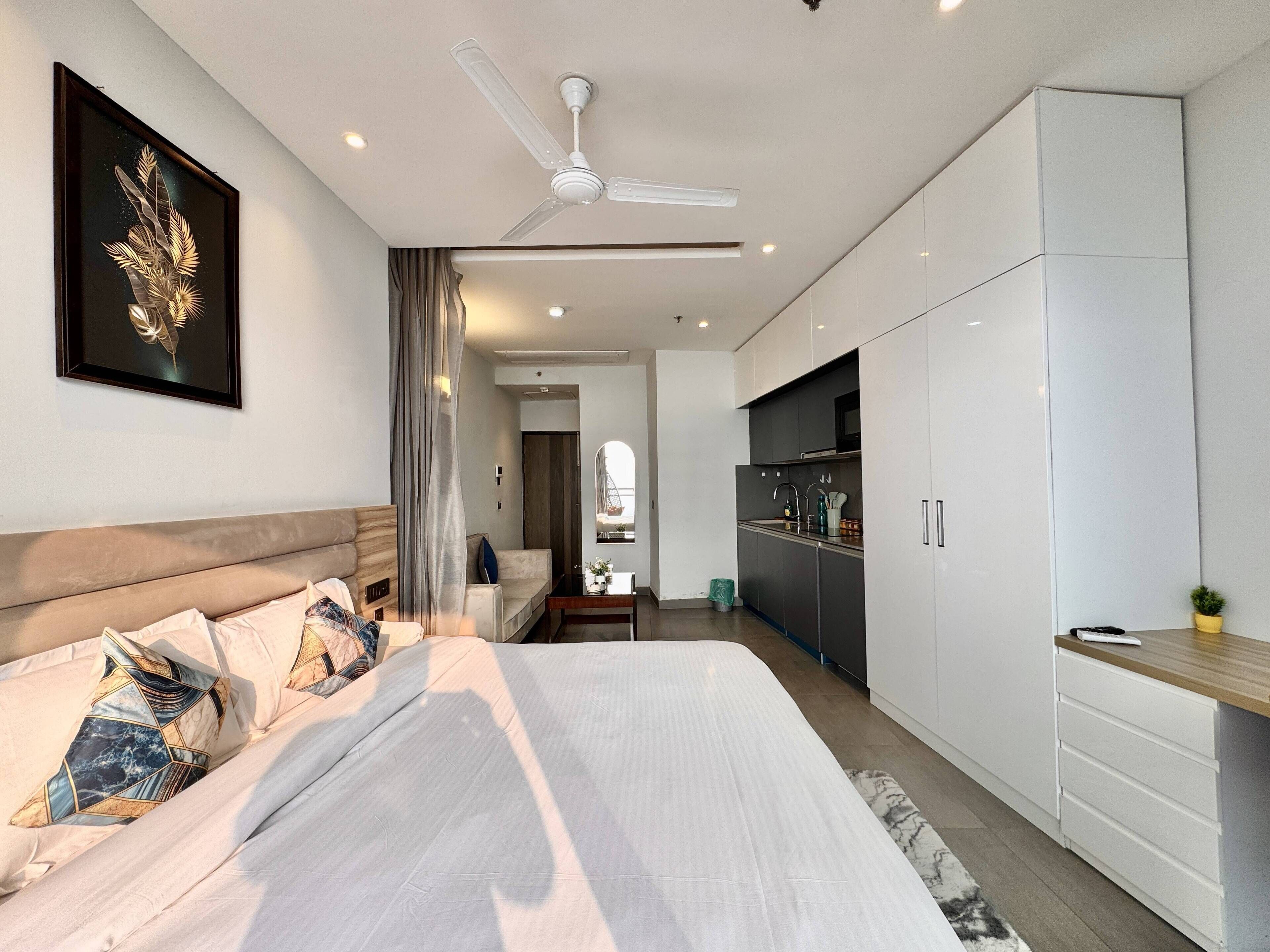 Signature-studiosviitti, parveke, jokinäköala | Työpöytä, kannettavalle tietokoneelle sopiva työtila, pimennysverhot