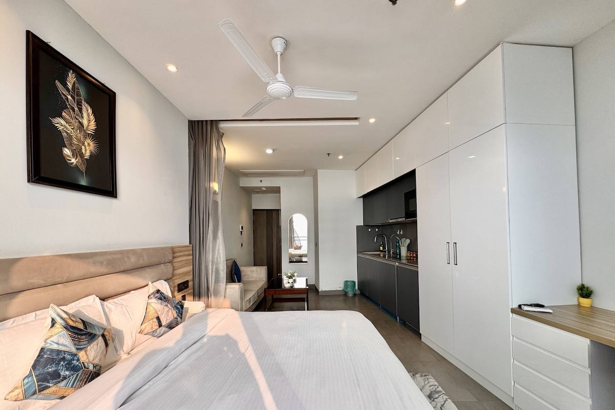 Studiosuite – signature, balkong, elveutsikt | Skrivebord, skrivebord for bærbar PC og blendingsgardiner