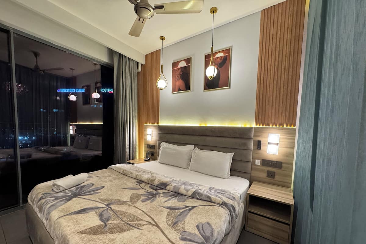 Luksusstudiosviitti, parveke, jokinäköala | Työpöytä, kannettavalle tietokoneelle sopiva työtila, pimennysverhot