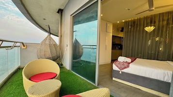 Panoramic Studio Suite, Balcony, River View | Balcony