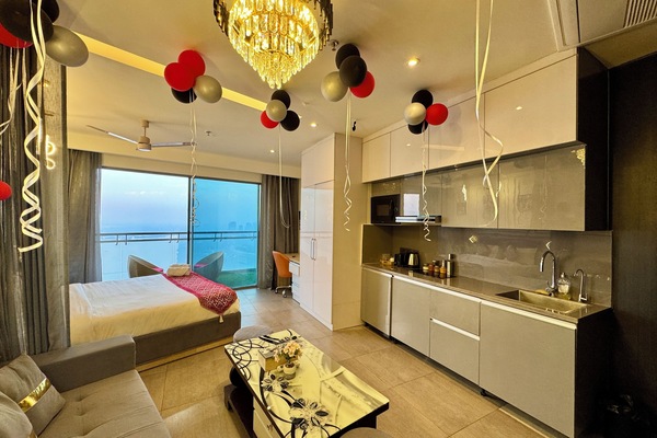 Suite studio panoramique, balcon, vue sur le fleuve | Cuisinette privée | Mini-réfrigérateur, four à micro-ondes, grille-pain, four grille-pain
