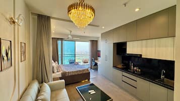 Panoramic Studio Suite, Balcony, River View | In-room dining