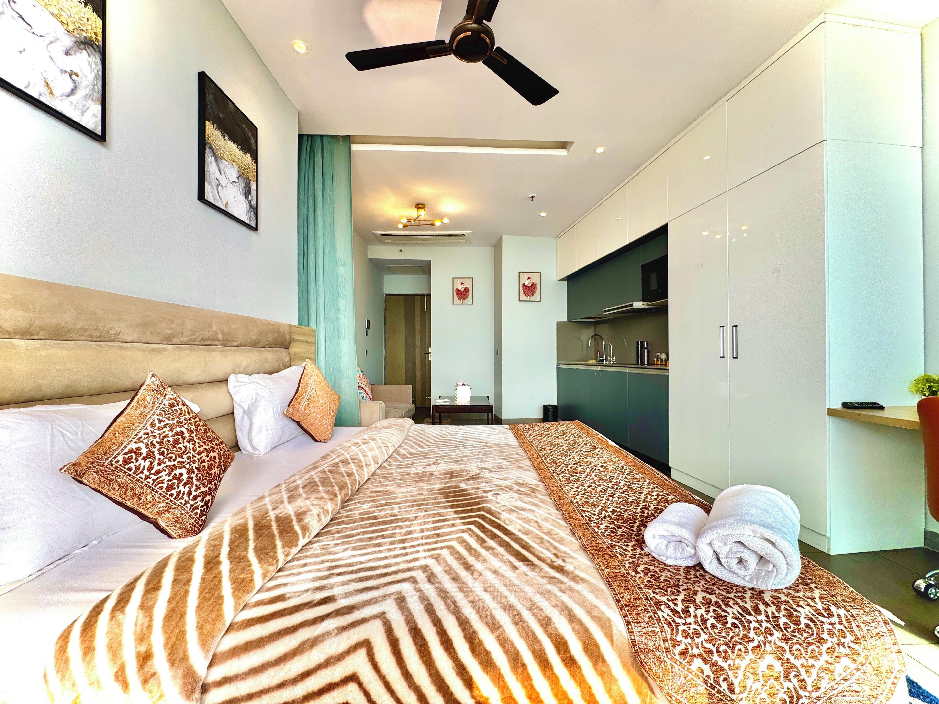 Luksusstudiosviitti, parveke, jokinäköala | Työpöytä, kannettavalle tietokoneelle sopiva työtila, pimennysverhot