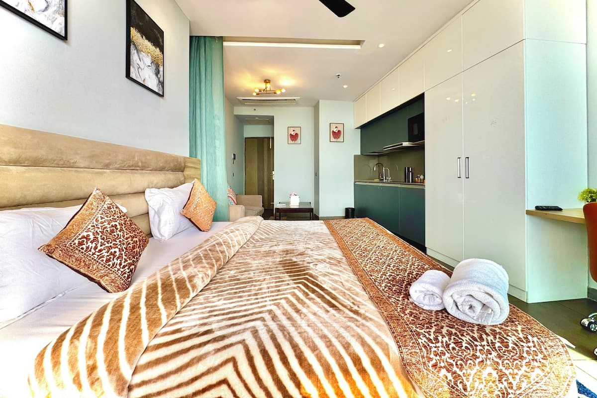 Luksusstudiosviitti, parveke, jokinäköala | Työpöytä, kannettavalle tietokoneelle sopiva työtila, pimennysverhot