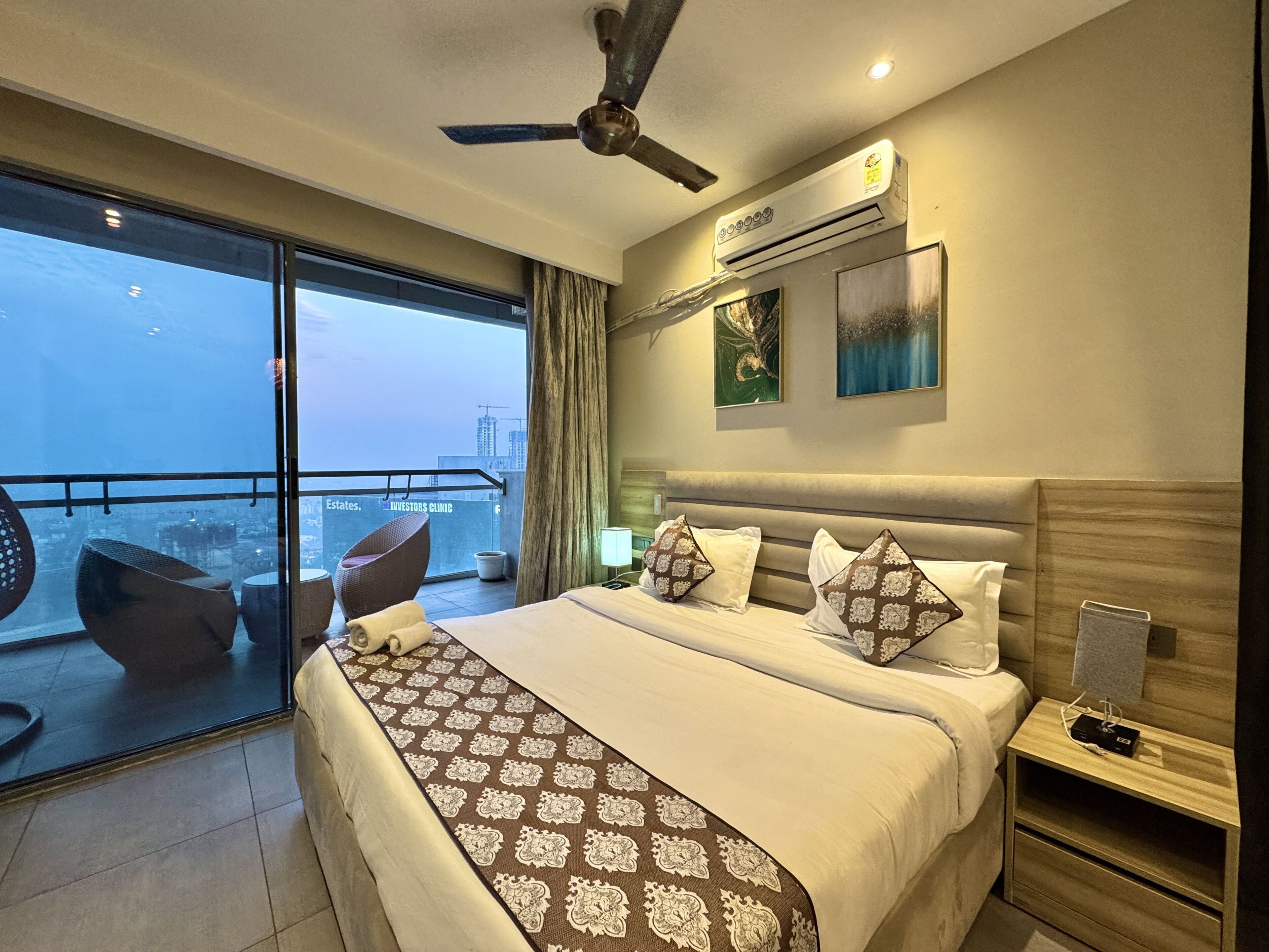 Elite Studio Suite, 1 Bedroom, Balcony, Courtyard View | Individually furnished, desk, laptop workspace, blackout curtains